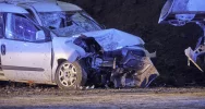 Samochód zjechał na pobocze i uderzył w naczepę. 50-latek zmarł, 23-latek walczy o życie - zdjęcie 2