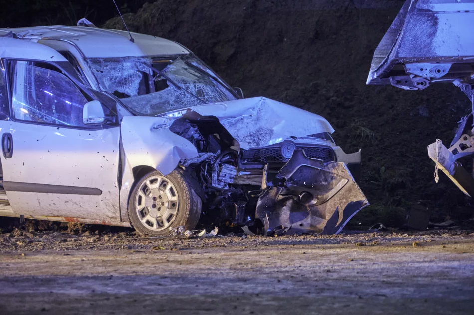 Samochód zjechał na pobocze i uderzył w naczepę. 50-latek zmarł, 23-latek walczy o życie - zdjęcie 2