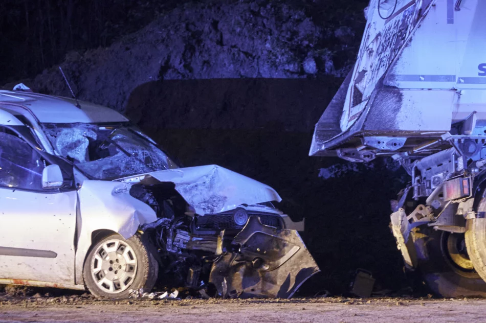 Samochód zjechał na pobocze i uderzył w naczepę. 50-latek zmarł, 23-latek walczy o życie - zdjęcie 4