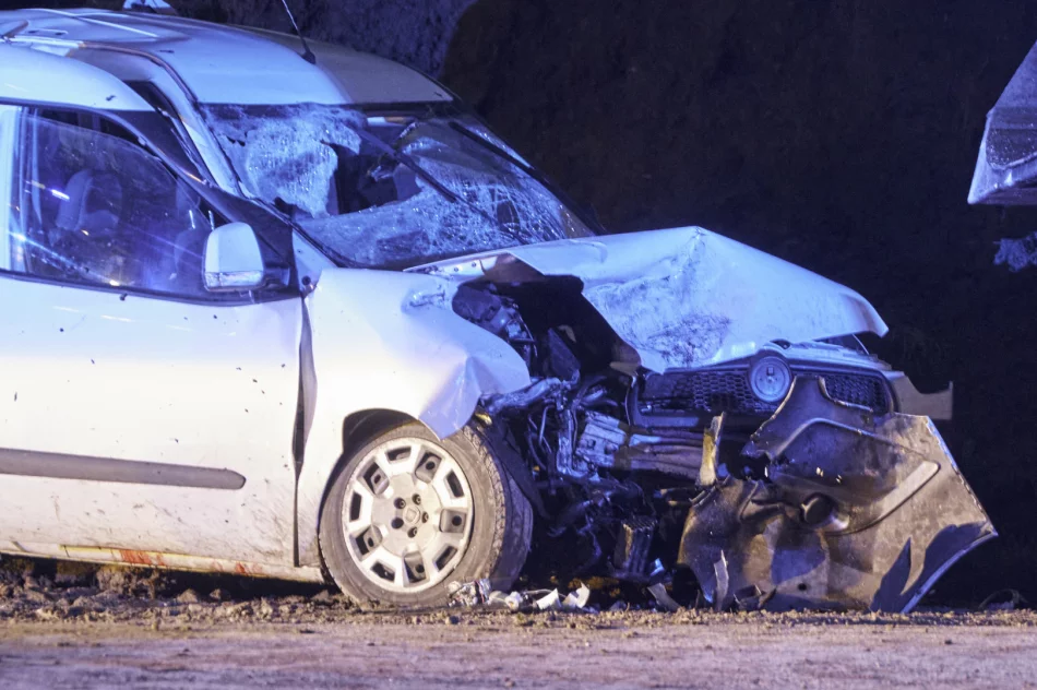 Samochód zjechał na pobocze i uderzył w naczepę. 50-latek zmarł, 23-latek walczy o życie - zdjęcie 5