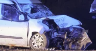 Samochód zjechał na pobocze i uderzył w naczepę. 50-latek zmarł, 23-latek walczy o życie - zdjęcie 5