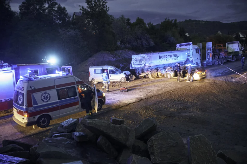 Samochód zjechał na pobocze i uderzył w naczepę. 50-latek zmarł, 23-latek walczy o życie - zdjęcie 6