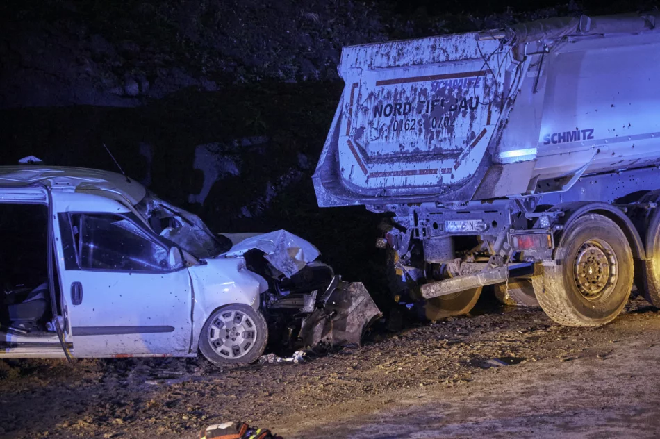 Samochód zjechał na pobocze i uderzył w naczepę. 50-latek zmarł, 23-latek walczy o życie - zdjęcie 7