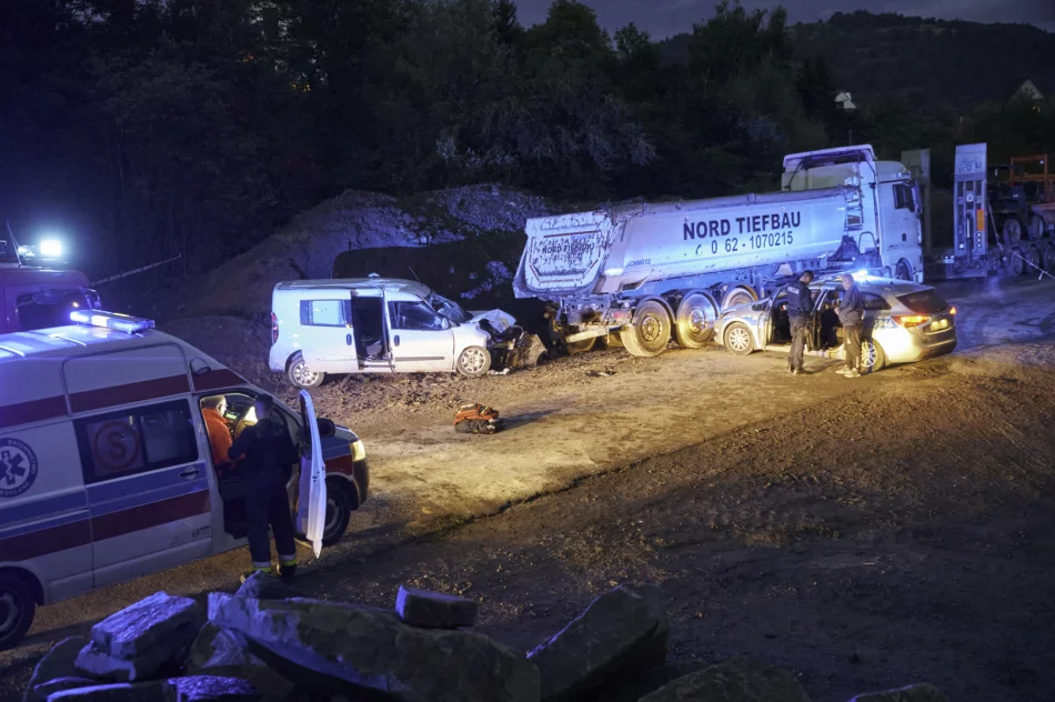 Samochód zjechał na pobocze i uderzył w naczepę. 50-latek zmarł, 23-latek walczy o życie - zdjęcie 8