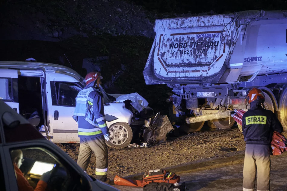 Samochód zjechał na pobocze i uderzył w naczepę. 50-latek zmarł, 23-latek walczy o życie - zdjęcie 9