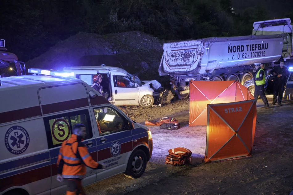 Samochód zjechał na pobocze i uderzył w naczepę. 50-latek zmarł, 23-latek walczy o życie - zdjęcie 10
