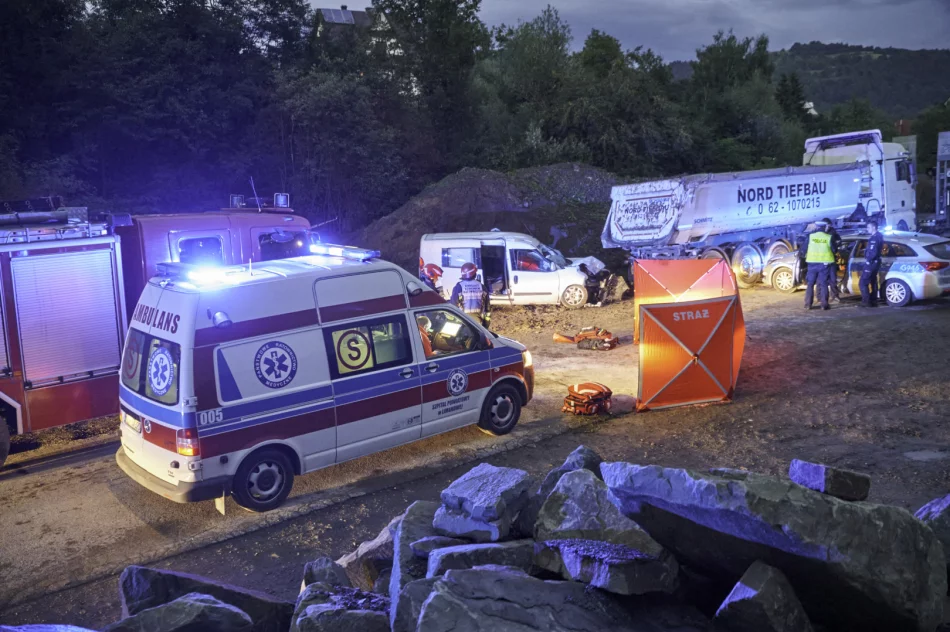 Samochód zjechał na pobocze i uderzył w naczepę. 50-latek zmarł, 23-latek walczy o życie - zdjęcie 11