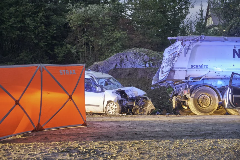 Samochód zjechał na pobocze i uderzył w naczepę. 50-latek zmarł, 23-latek walczy o życie - zdjęcie 12