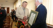 Gratulacje dla radnego za państwowe odznaczenie - zdjęcie 2
