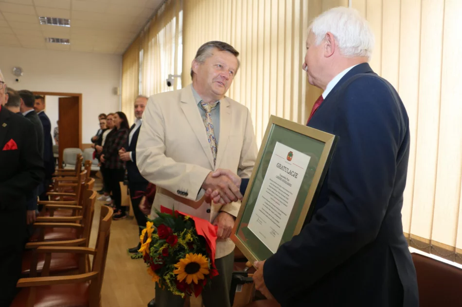 Gratulacje dla radnego za państwowe odznaczenie - zdjęcie 2