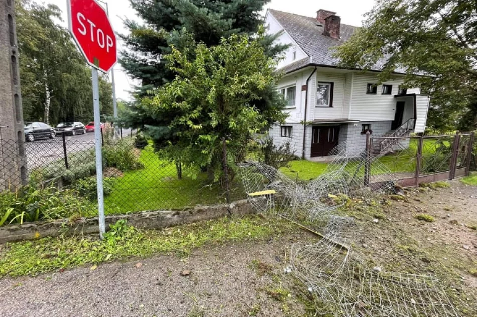Groźnie wyglądające zdarzenie - samochód ściął słup i zatrzymał się przed domem - zdjęcie 2