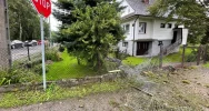 Groźnie wyglądające zdarzenie - samochód ściął słup i zatrzymał się przed domem - zdjęcie 2