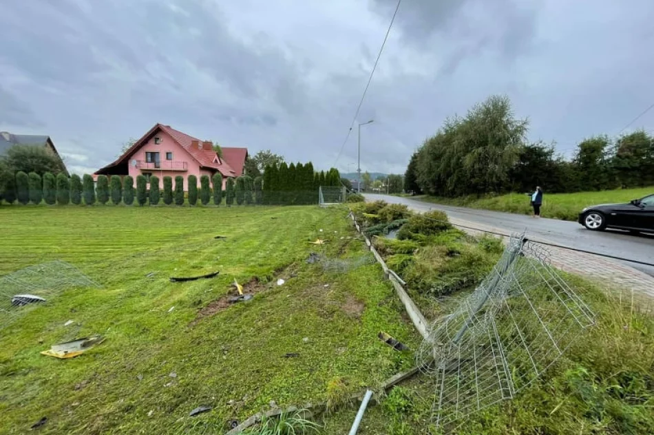Groźnie wyglądające zdarzenie - samochód ściął słup i zatrzymał się przed domem - zdjęcie 3