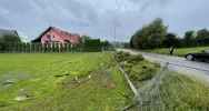 Groźnie wyglądające zdarzenie - samochód ściął słup i zatrzymał się przed domem - zdjęcie 3