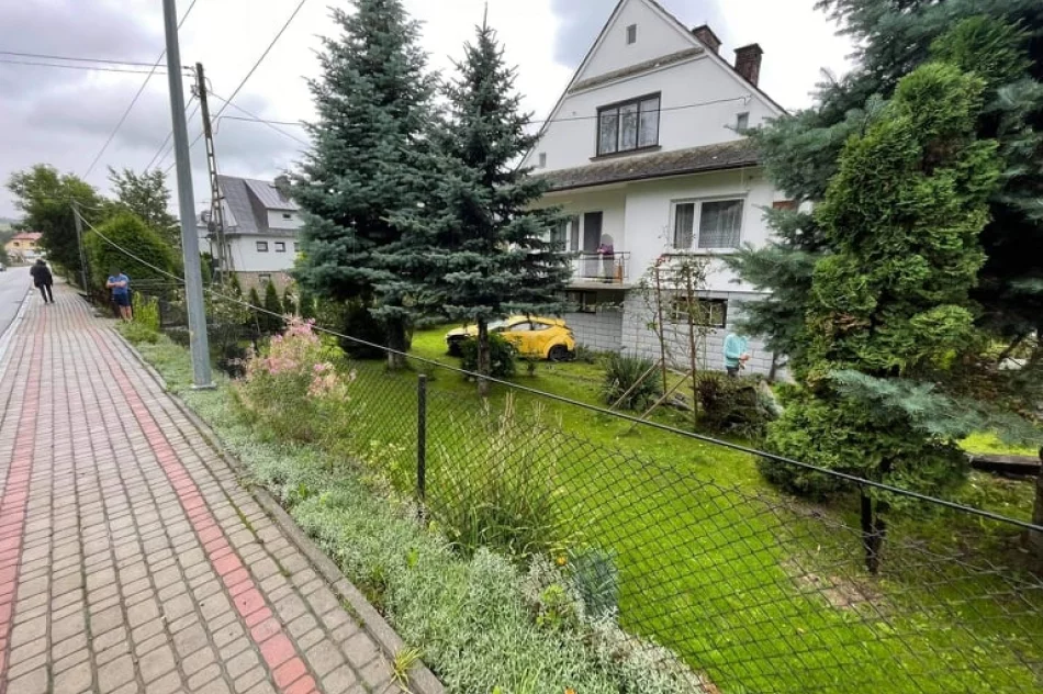 Groźnie wyglądające zdarzenie - samochód ściął słup i zatrzymał się przed domem - zdjęcie 4