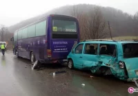 Zderzenie dwóch aut z autobusem - zdjęcie główne
