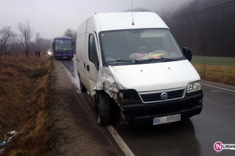 Zderzenie dwóch aut z autobusem - zdjęcie 2