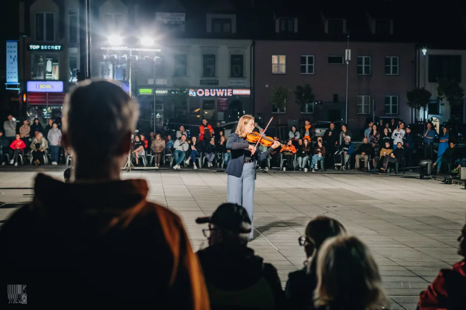 Plenerowe widowisko przyciągnęło publiczność na rynek - zdjęcie 2