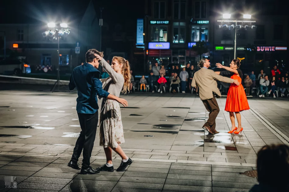 Plenerowe widowisko przyciągnęło publiczność na rynek - zdjęcie 5