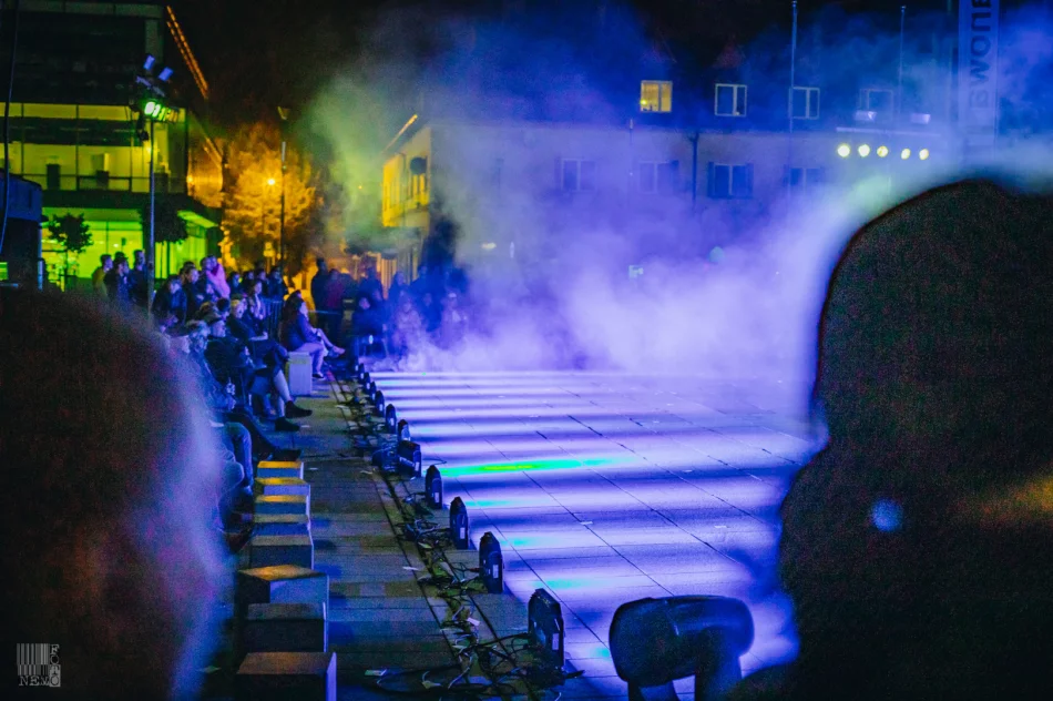 Plenerowe widowisko przyciągnęło publiczność na rynek - zdjęcie 8