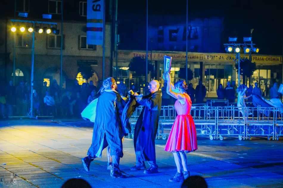 Plenerowe widowisko przyciągnęło publiczność na rynek - zdjęcie 10