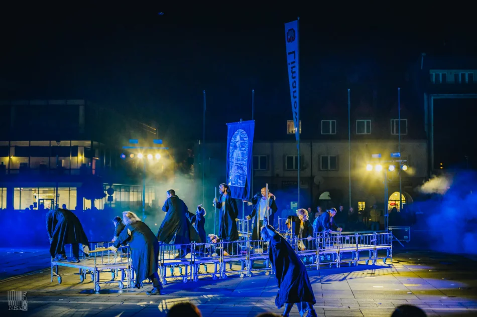 Plenerowe widowisko przyciągnęło publiczność na rynek - zdjęcie 12