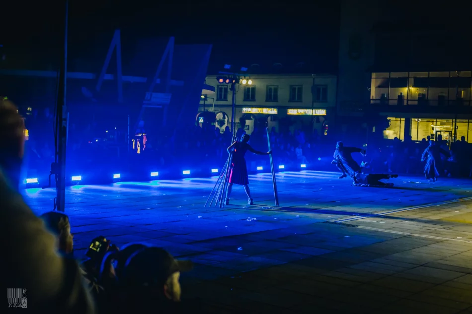 Plenerowe widowisko przyciągnęło publiczność na rynek - zdjęcie 13