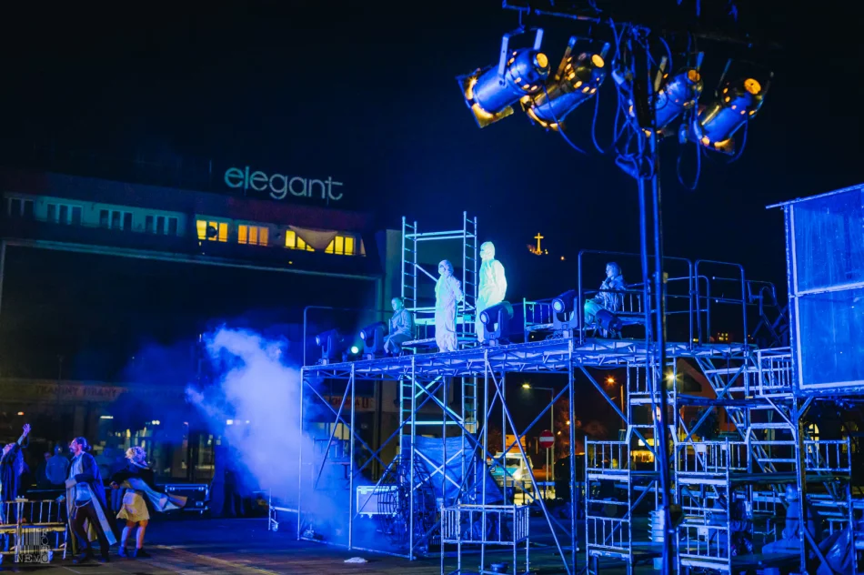 Plenerowe widowisko przyciągnęło publiczność na rynek - zdjęcie 14