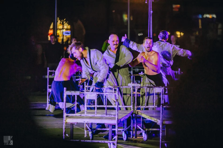 Plenerowe widowisko przyciągnęło publiczność na rynek - zdjęcie 20