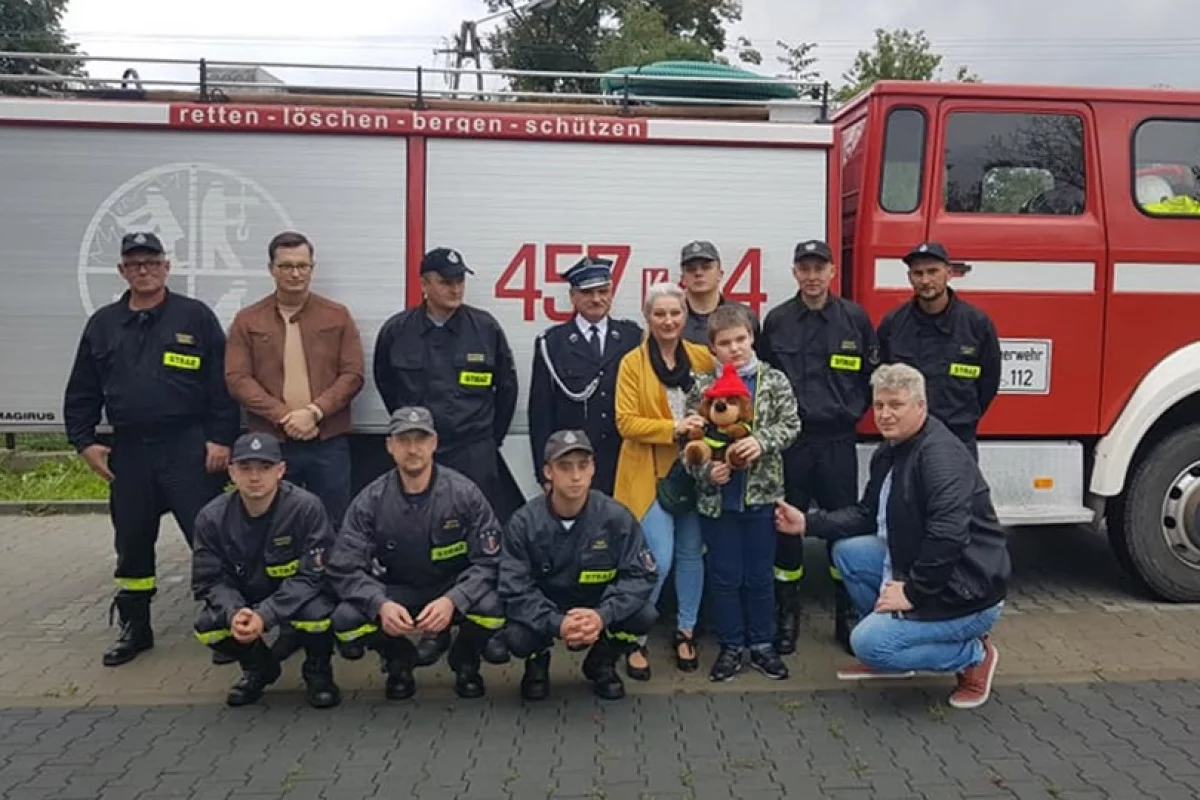 Druhowie z OSP Pisarzowa przekazali nakrętki potrzebującemu chłopcu