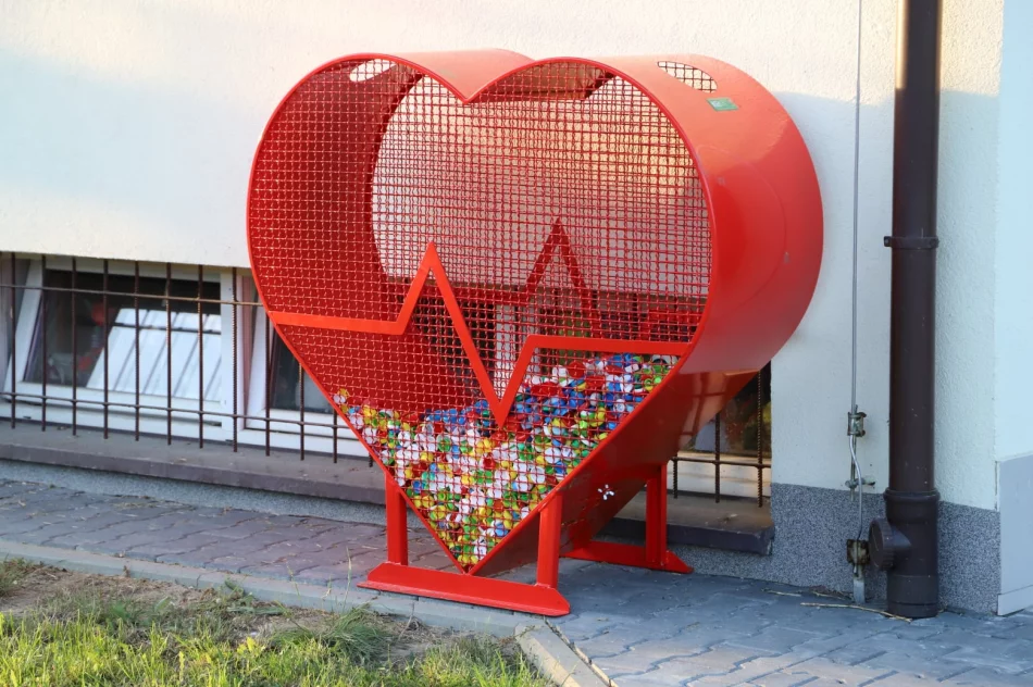 Druhowie z OSP Pisarzowa przekazali nakrętki potrzebującemu chłopcu - zdjęcie 2