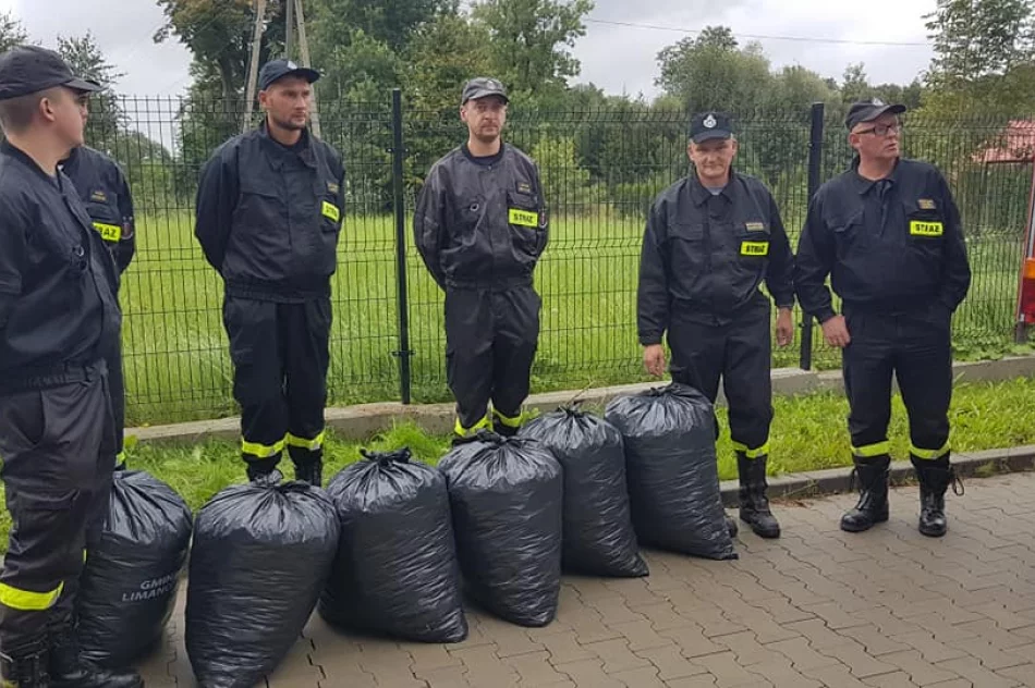 Druhowie z OSP Pisarzowa przekazali nakrętki potrzebującemu chłopcu - zdjęcie 4