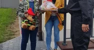 Druhowie z OSP Pisarzowa przekazali nakrętki potrzebującemu chłopcu - zdjęcie 5