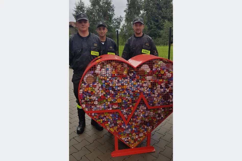 Druhowie z OSP Pisarzowa przekazali nakrętki potrzebującemu chłopcu - zdjęcie 7