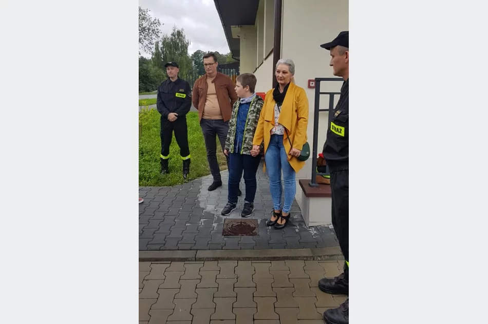 Druhowie z OSP Pisarzowa przekazali nakrętki potrzebującemu chłopcu - zdjęcie 8