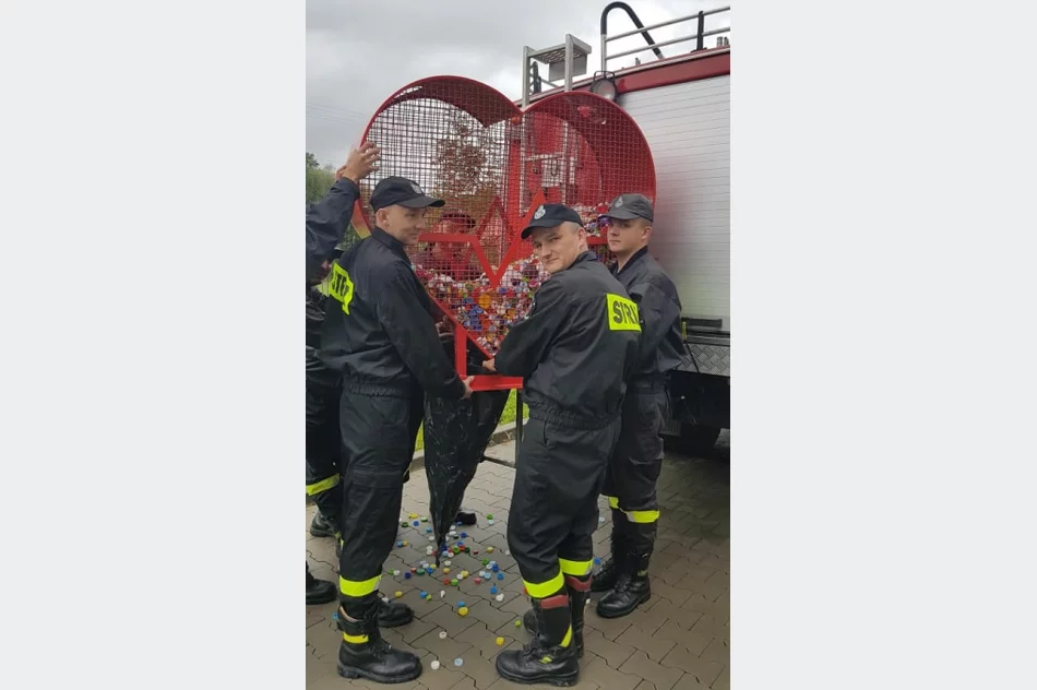 Druhowie z OSP Pisarzowa przekazali nakrętki potrzebującemu chłopcu - zdjęcie 9