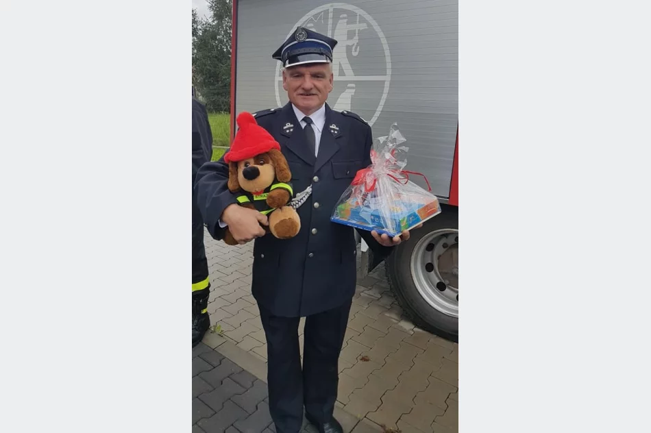 Druhowie z OSP Pisarzowa przekazali nakrętki potrzebującemu chłopcu - zdjęcie 10