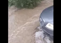 Dojazd do domów przez wezbrany potok - zdjęcie główne