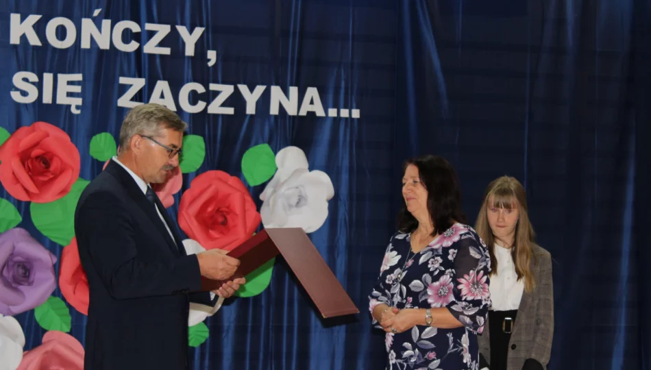 Uczyła przez 40 lat, kierowała szkołą przez 14 - teraz odeszła na emeryturę - zdjęcie 1