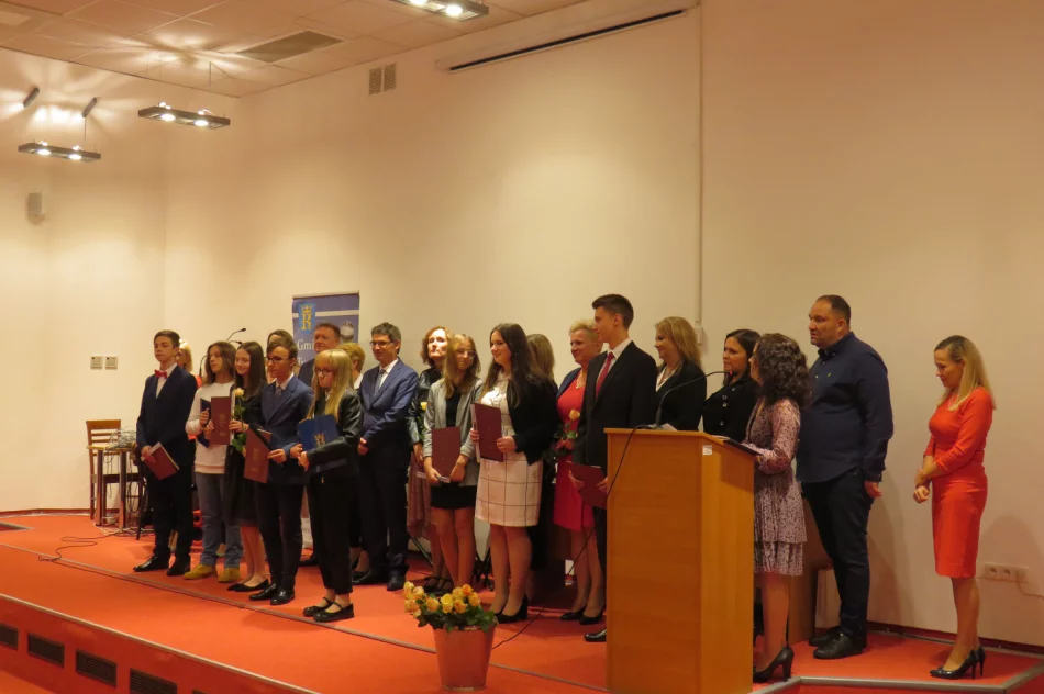 Stypendia od władz gminy dla zdolnych uczniów - zdjęcie 6