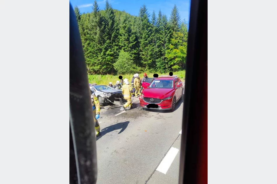 Zderzenie trzech pojazdów na drodze wojewódzkiej - zdjęcie 3