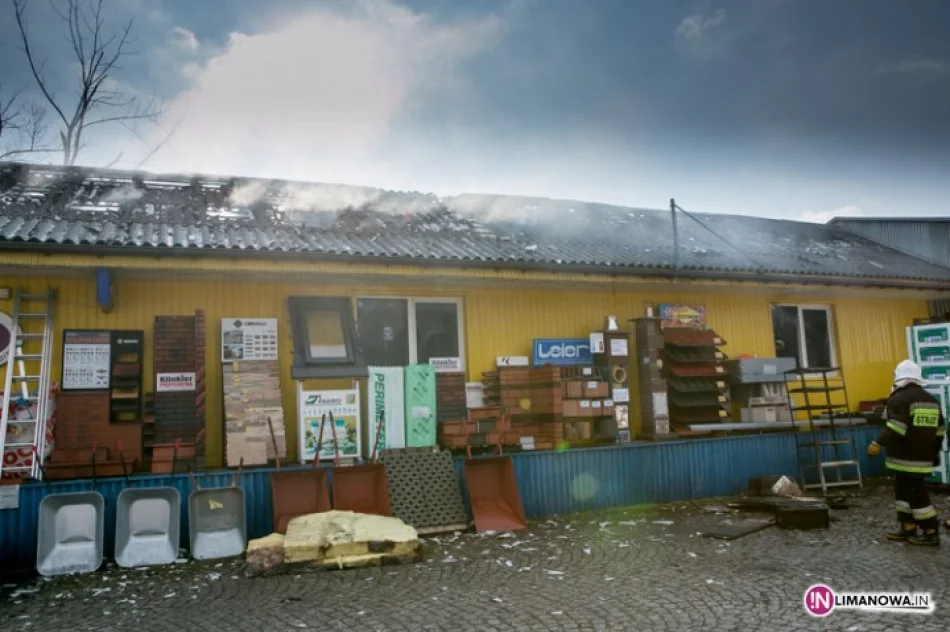 Płonął budynek składu budowlanego - zdjęcie 2