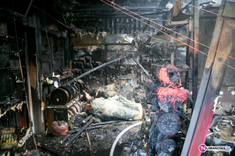 Płonął budynek składu budowlanego - zdjęcie 3