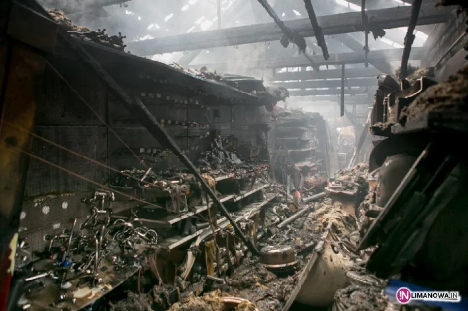 Płonął budynek składu budowlanego - zdjęcie 4