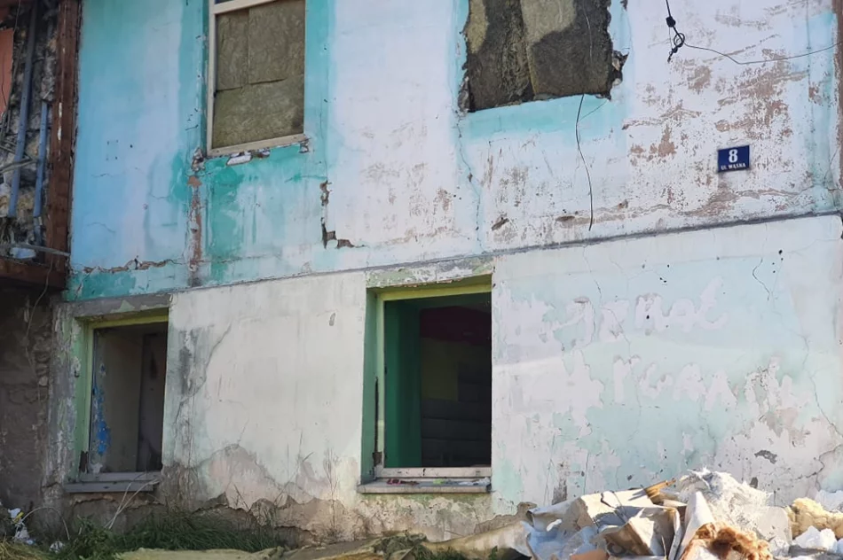 Rozpoczęła się rozbiórka - na Wąskiej pojawiła się osławiona "koparka" - zdjęcie 13