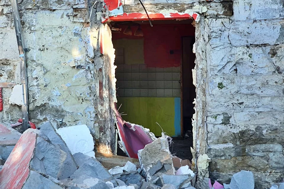 Rozpoczęła się rozbiórka - na Wąskiej pojawiła się osławiona "koparka" - zdjęcie 15