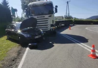 Zderzenie samochodu osobowego i ciężarówki - zdjęcie główne