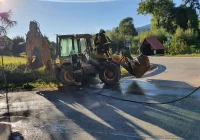 Zapaliła się koparko-ładowarka. Pożar ugasili strażacy - zdjęcie główne