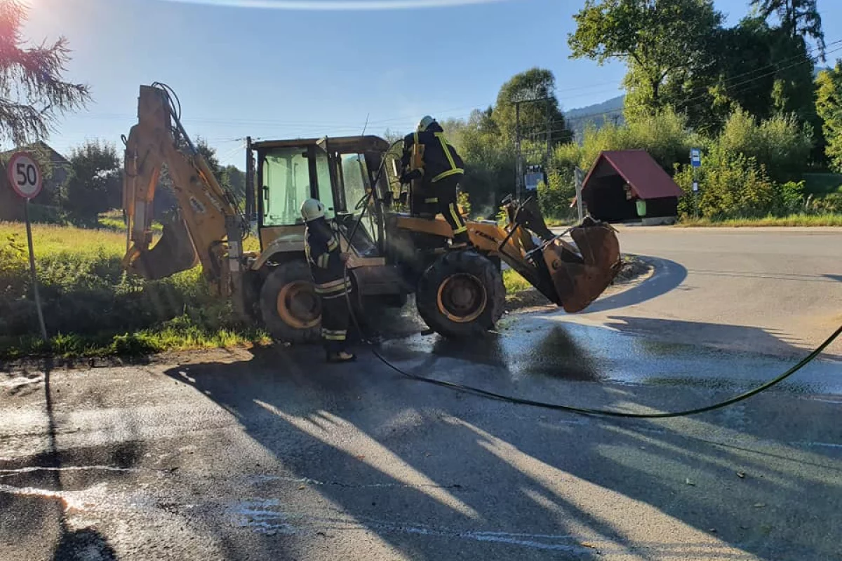 Zapaliła się koparko-ładowarka. Pożar ugasili strażacy