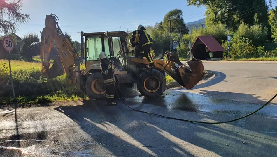 Zapaliła się koparko-ładowarka. Pożar ugasili strażacy - zdjęcie 1